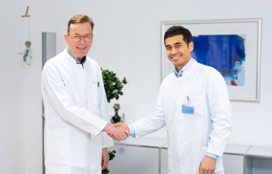 Professor Dr. Fichtner, Chefarzt der Klinik für Urologie, gratuliert Dr. Kheiderov zur erfolgreichen Promotion