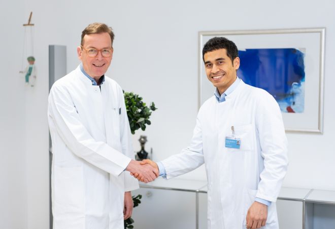 Professor Dr. Fichtner, Chefarzt der Klinik für Urologie, gratuliert Dr. Kheiderov zur erfolgreichen Promotion